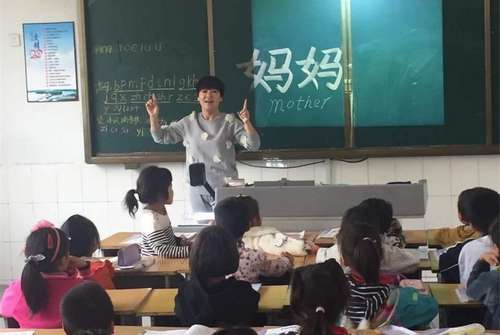 周艳泓携手姜昆等百位明星关注留守儿童帮扶贫困学生 彩泓音乐计划将在史家小学盛大启航