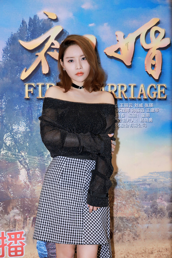 蔡蝶出席《初婚》开播发布 优雅轻曼气质佳