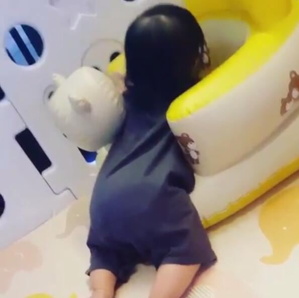 欧弟老婆晒女儿地上爬视频 网友纷纷赞其可爱