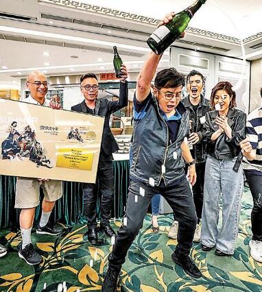 谭咏麟新碟获金唱片 开香槟分享这份喜悦