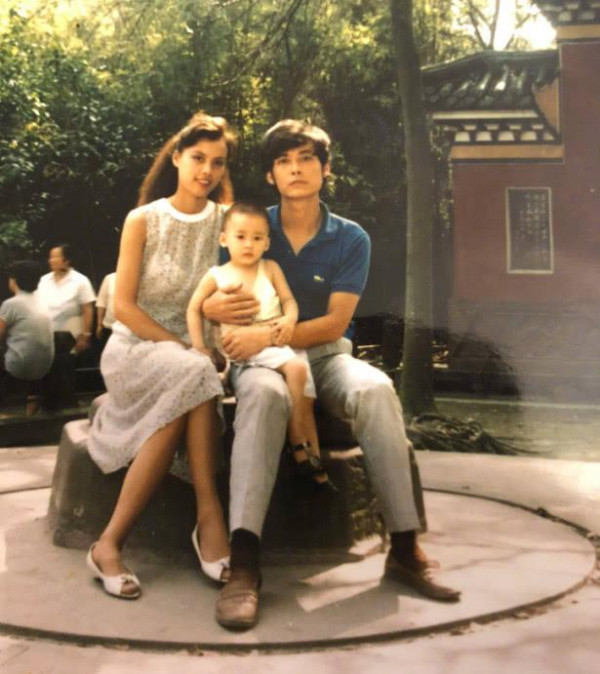 明星童年全家福:谢娜小时候竟意外撞脸赵丽颖