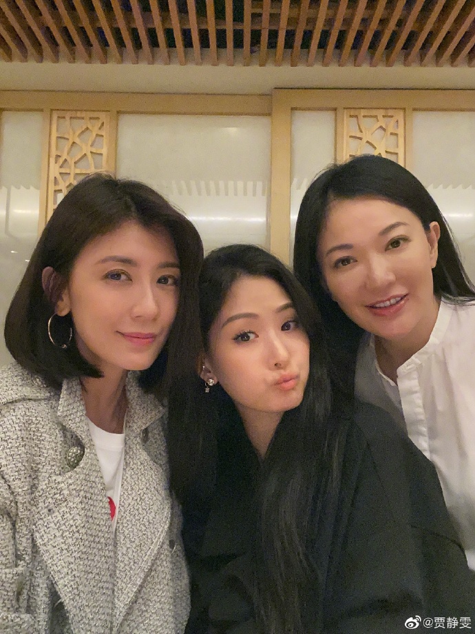 贾静雯现身好友聚会晒与孙芸芸合影 波妞侧颜精美惊艳
