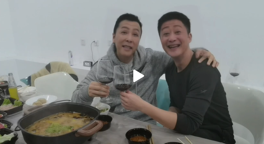 吴京甄子丹鬼畜唱歌视频曝光 两人勾肩搭背吃火锅