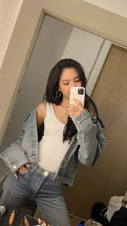 孙娜恩晒对镜自拍照,露脐装太美了!