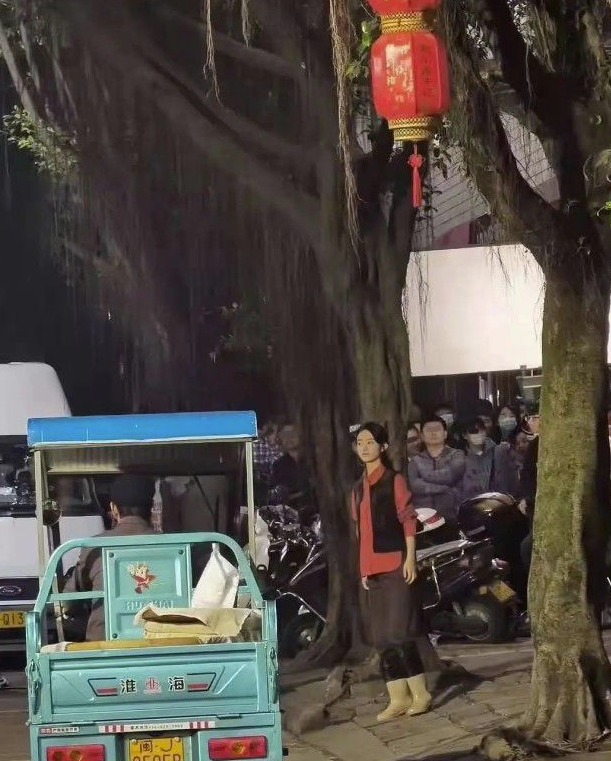 赵丽颖拍新戏身材单薄变“纸片人” 围观群众疯狂追星吓得她一路小跑