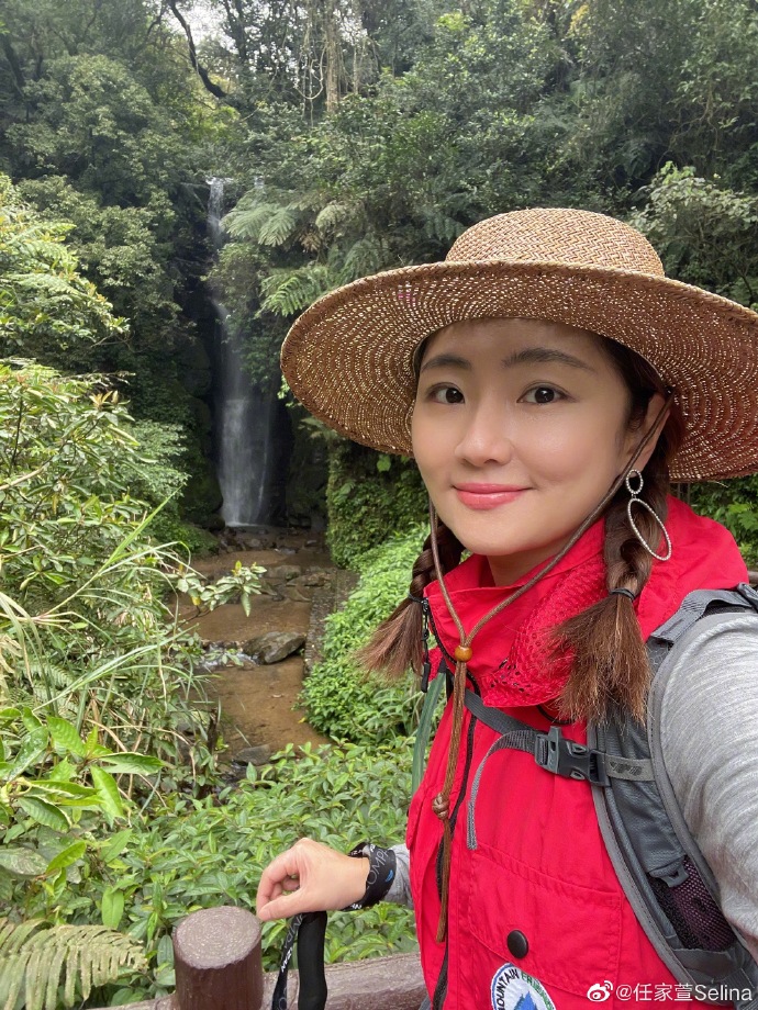 Selina晒春日里登山照 山顶360度山景好开阔
