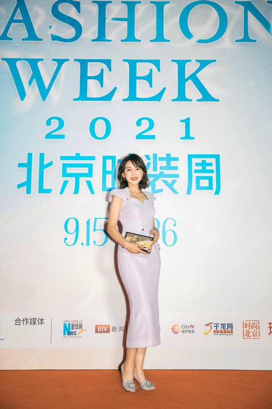 岳丽娜亮相北京时装周 造型吸睛尽显风雅之姿