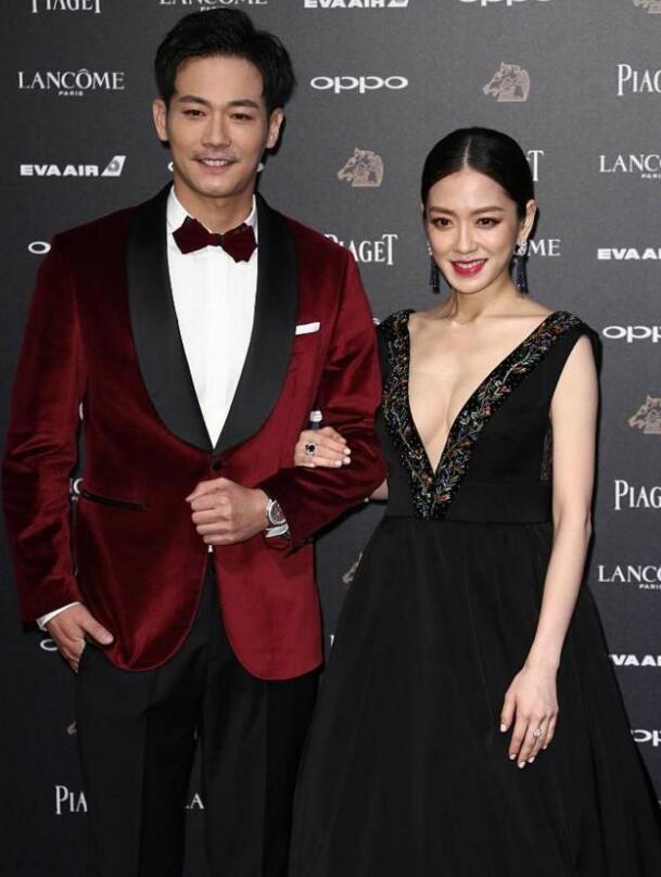 金马奖红毯 杨千霈刘杰中挽手亮相 张艾嘉全程微笑