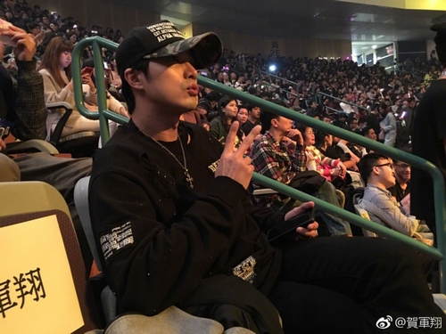 CP又发糖!贺军翔低调现身支持杨丞琳演唱会