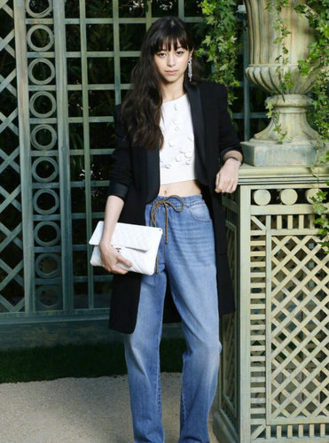 中条彩未看香奈儿大秀 妆容干净造型简单帅气
