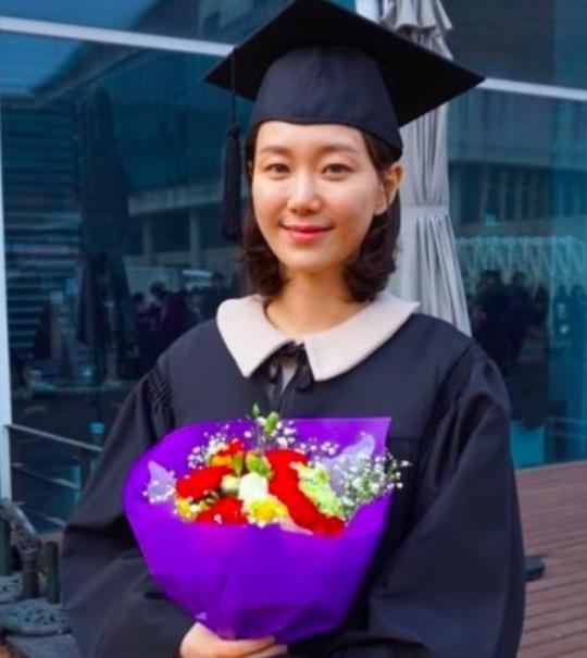 男友金柱赫去年离世 李俞英现身毕业礼