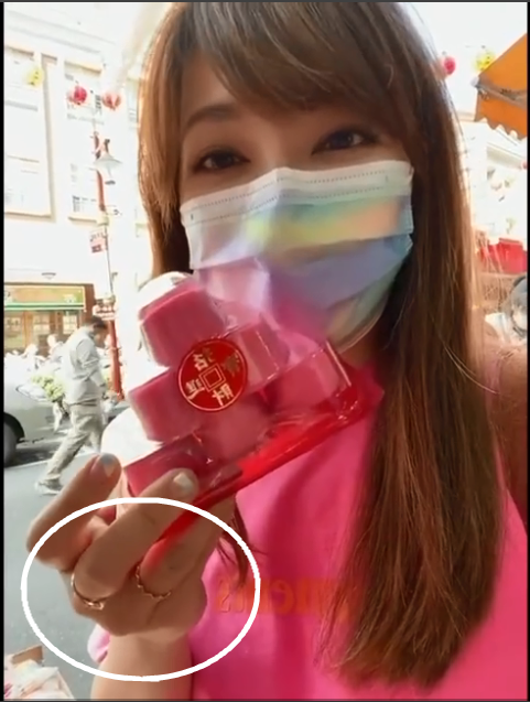 梁静茹喜气洋洋办年货少女感强烈 网友猜测好事将近?