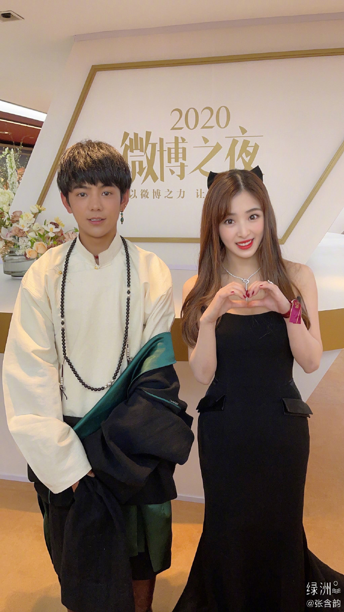 张含韵追星成功 后台合影丁真少女心十足