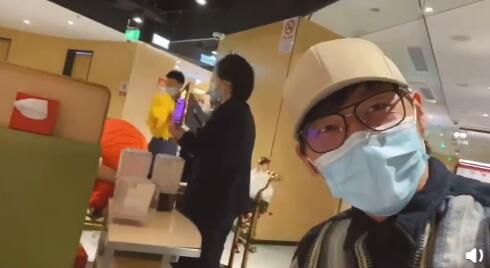 白宇火锅店蹭歌庆31岁生日 摇头晃脑十分欢乐