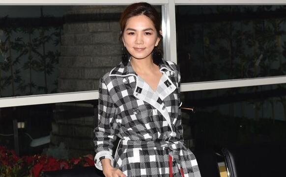 Ella抢媒体麦克风疯狂表白郑中基:忍不住爱上你