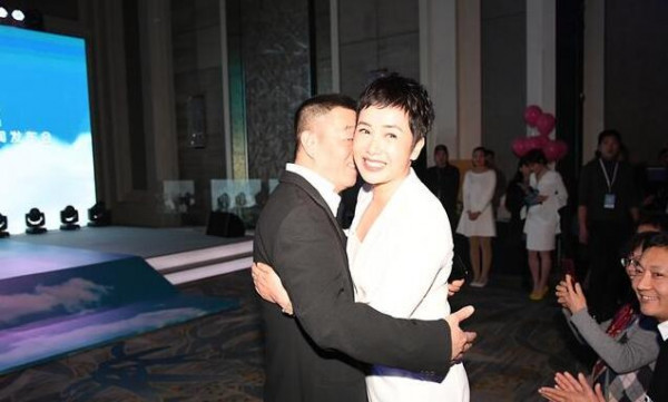 蒋雯丽获老公顾长卫告白泪洒现场 夫妻罕见主动拥抱