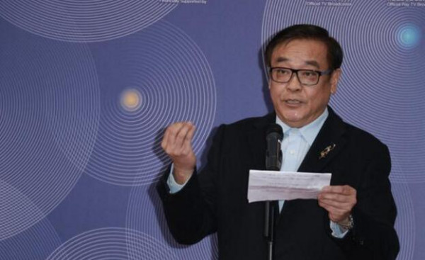 60岁导演尔冬升升级做爸爸 曾为丁克老来得女