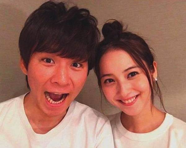 佐佐木希被曝已怀孕三个月 和大15岁老公去年闪婚