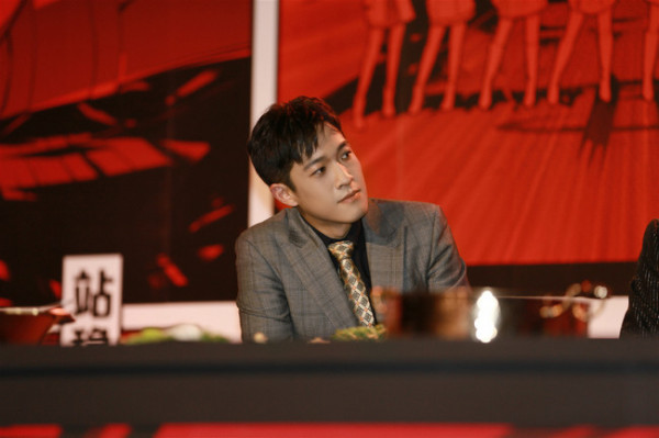 《怒海潜沙&秦岭神树》“铁三角”亮相红毯 张博宇沉稳大气显风度