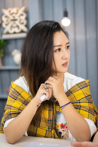 何洁开直播容光焕发 瘦了一号的她减龄如少女