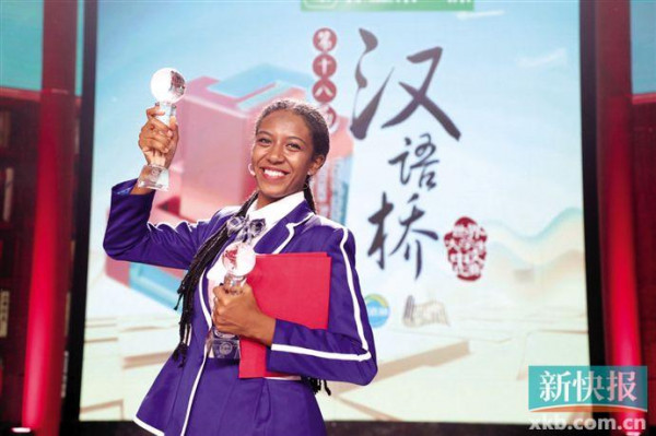 马可变身“李白”,助力非洲选手夺魁