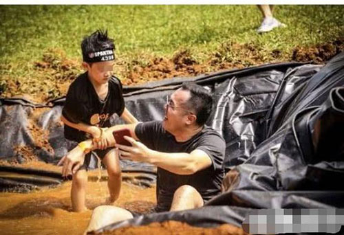 梁静茹前夫参加亲子活动 儿子超粘爸爸