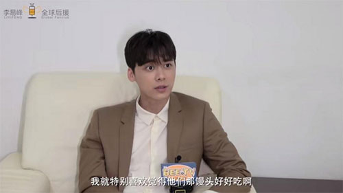 李易峰回忆新剧中的军训生活 赞部队馒头好吃
