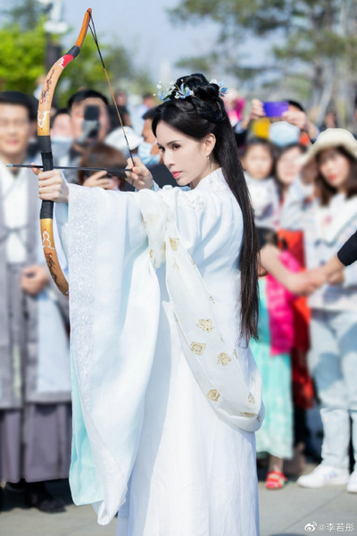 梦回小龙女!李若彤现身孔庙 穿古装投壶射箭