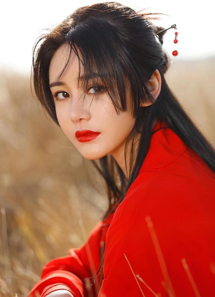 邱意浓《倚天屠龙记》今日上线:“晶女郎”名号之外,她是默默努力的女演员