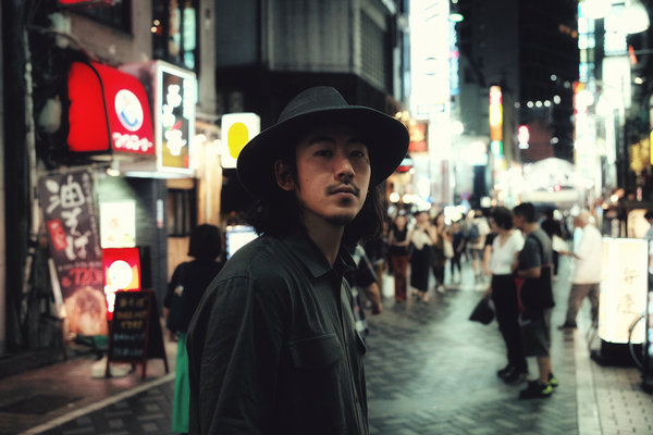 江奇霖新写真惬意自在 盛夏月夜漫步街头