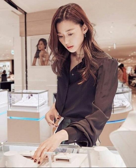 女神版贤妻良母 全智贤陪老公儿子逛书店温馨爆棚