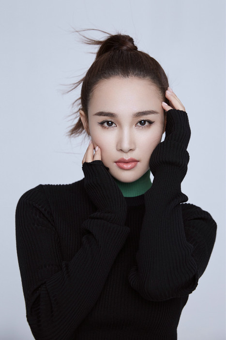 《原生之罪》最强单元女主黄锶骐 全新写真造型百变彰显个性