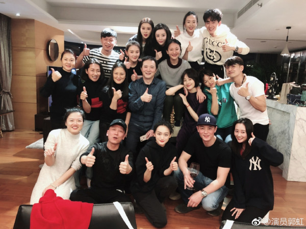 《如懿传》众主创聚会 霍建华与“后宫”齐聚