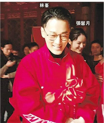 林峰带张馨月回老家祭祖 两人对视微笑甜蜜十足