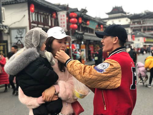 “嘎子哥”谢孟伟一家三口逛庙会 甜蜜喜悦藏不住