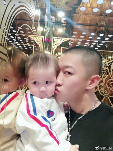 曹云金亲吻女儿遭嫌弃 父女俩如复制粘贴