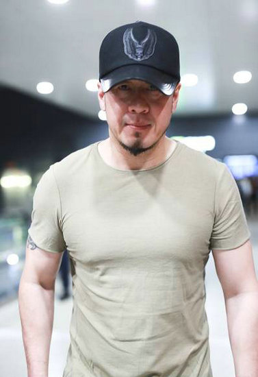 杨坤久违露面变猛男 45岁身材秒杀小鲜肉