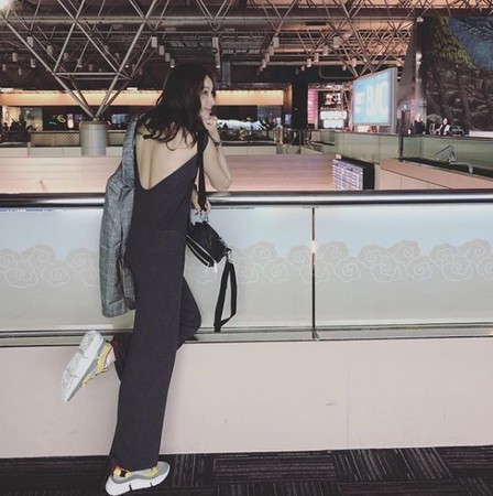 三孩子的妈!隋棠深V露背装 身材曼妙纤腰吸睛