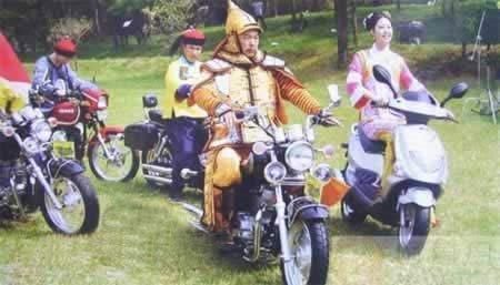明星片场时的真实模样, 皇上这是骑车去看大清江山吗?