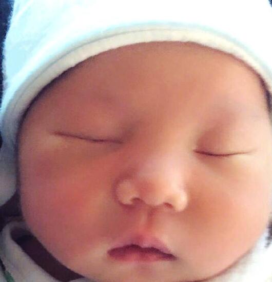 关颖首晒三子正脸 儿女身穿姐弟装拉小手温馨可爱