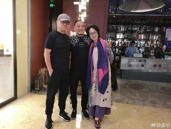孟非下车不慎撞倒路人 留电话相约喝酒晒温馨合影