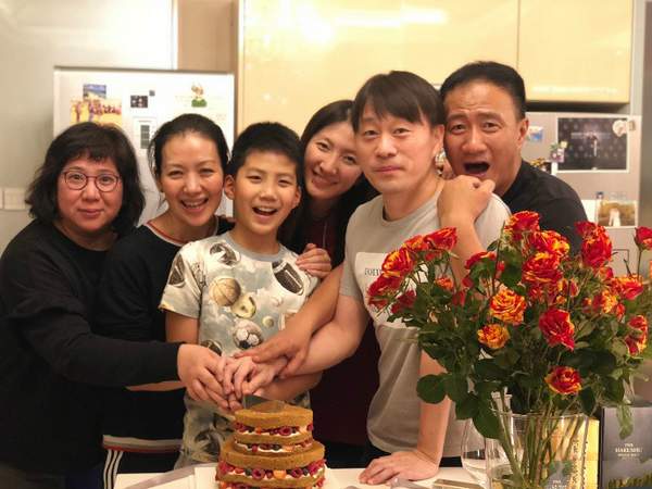 胡军妻子晒照为康康庆生 小小少年英气挺拔献吻母亲