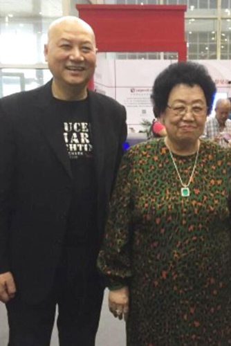 66岁“唐僧”迟重瑞和77岁妻子亲密合影照 28年相敬如宾