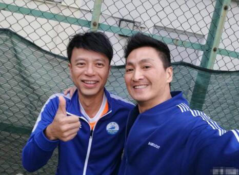 李克勤晒与何家劲踢球合影 初回球场入四球大显身手