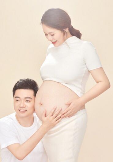 丁俊晖晒女儿脚丫照宣布升级当爸:顺产母女平安