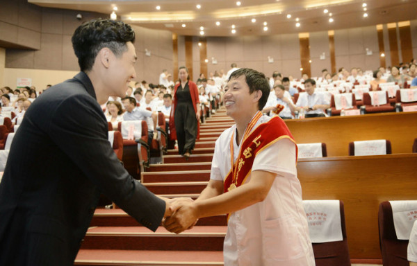 杨明逸出席《骑行天使》首映礼 与故事原型同台引发全场动容