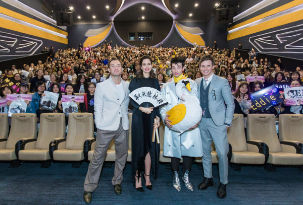 《神奇动物:格林德沃之罪》主演亮相影院引爆粉丝热情 片段全球抢先预览精彩“超出想象”