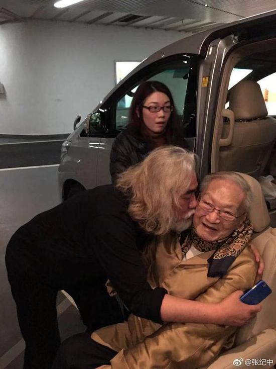 张纪中出席金庸葬礼:拍了他这么多戏 我非常难过