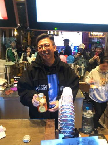 胡海泉现身丽江引众人围观 大方任拍对镜灿笑心情好