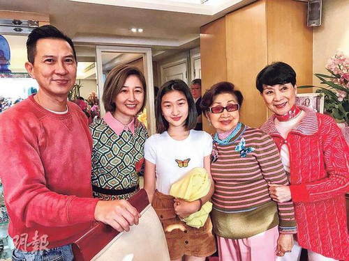 张家辉13岁女儿近照曝光 相貌超像妈妈关咏荷